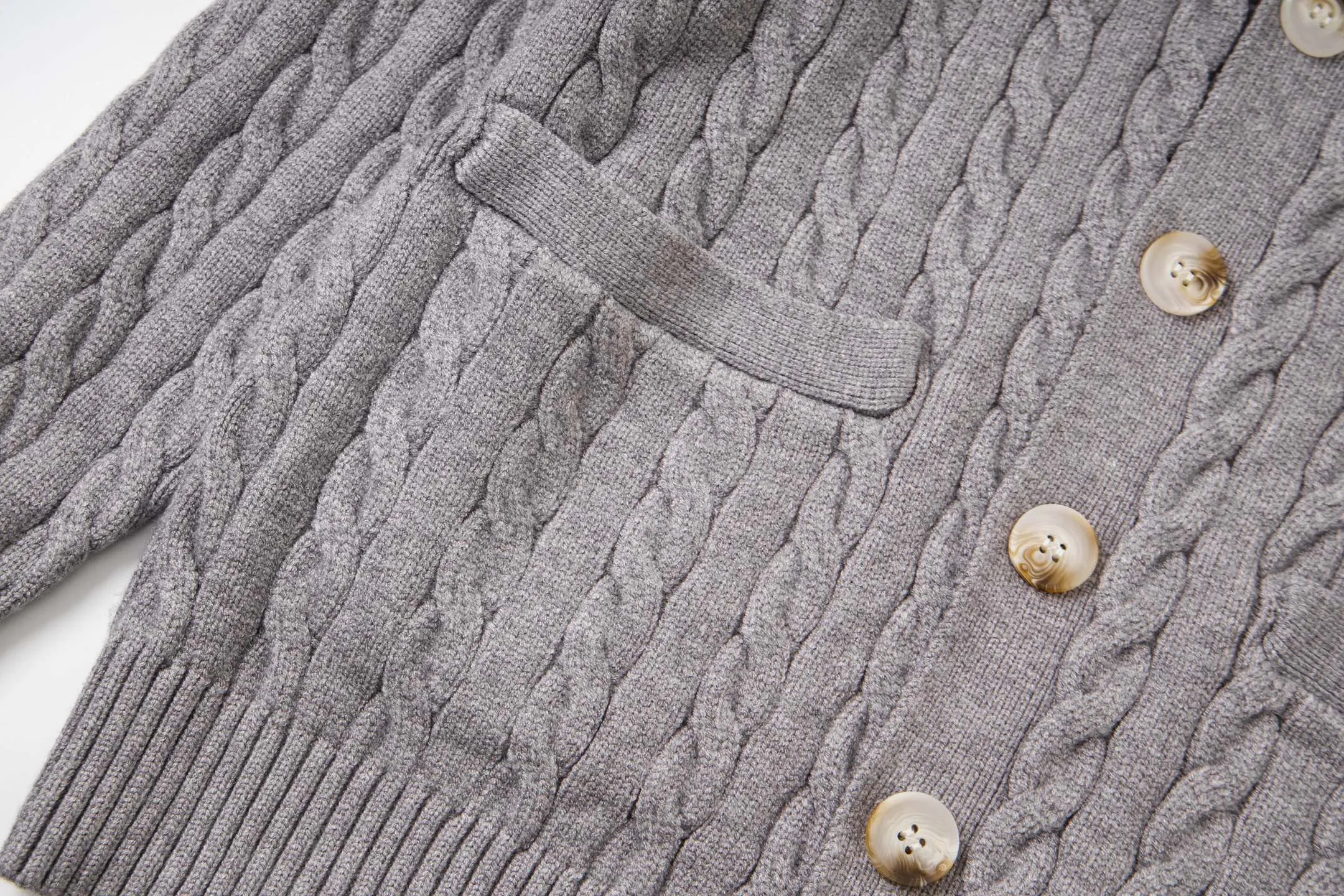 P210 model number: Y198 Ralph Lauren men's cardigan jacket men's hemp flower cardigan. The version is really good-looking. It can be worn alone or as a jacket to be worn inside or outside. The upper body shows personal fashion charm. Four colors are available. Same style for men and women. A must-see item for new summer products. Hang tag. Hanging beads. Washable packaging bag. Full set of accessories. Very good appearance. Super exquisite workmanship. Size: S-XL